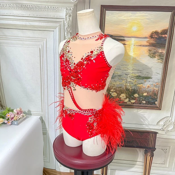 Leotardo de competici&oacute;n de jazz con diamantes de imitaci&oacute;n y plumas rojas | G052