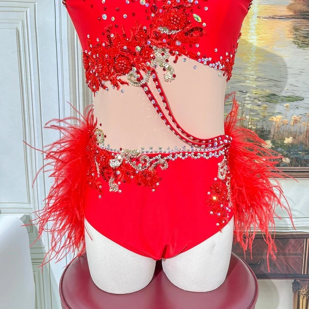 Leotardo de competici&oacute;n de jazz con diamantes de imitaci&oacute;n y plumas rojas | G052