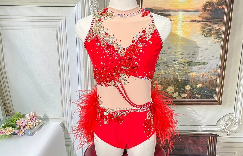 Leotardo de competici&oacute;n de jazz con diamantes de imitaci&oacute;n y plumas rojas | G052