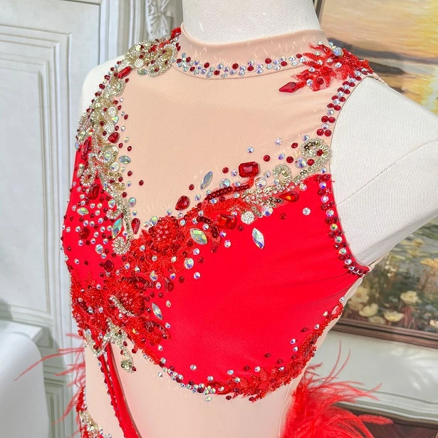 Leotardo de competici&oacute;n de jazz con diamantes de imitaci&oacute;n y plumas rojas | G052