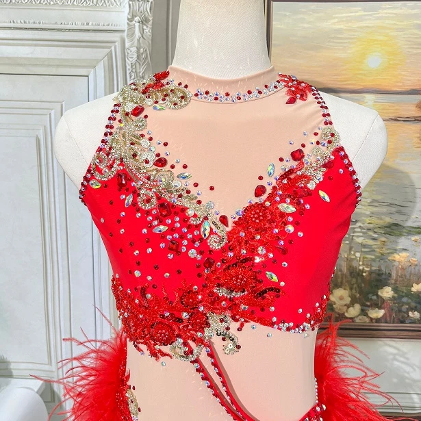 Leotardo de competici&oacute;n de jazz con diamantes de imitaci&oacute;n y plumas rojas | G052