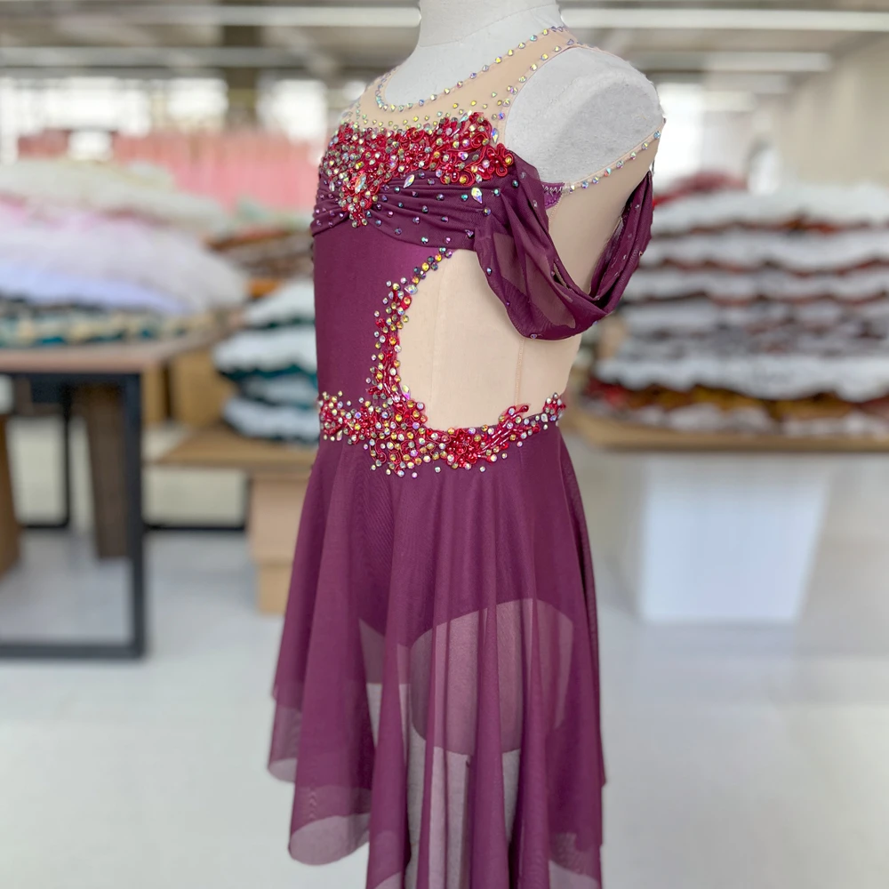Traje de danza l&iacute;rica de malla con diamantes de imitaci&oacute;n y hombros descubiertos color ciruela | G02