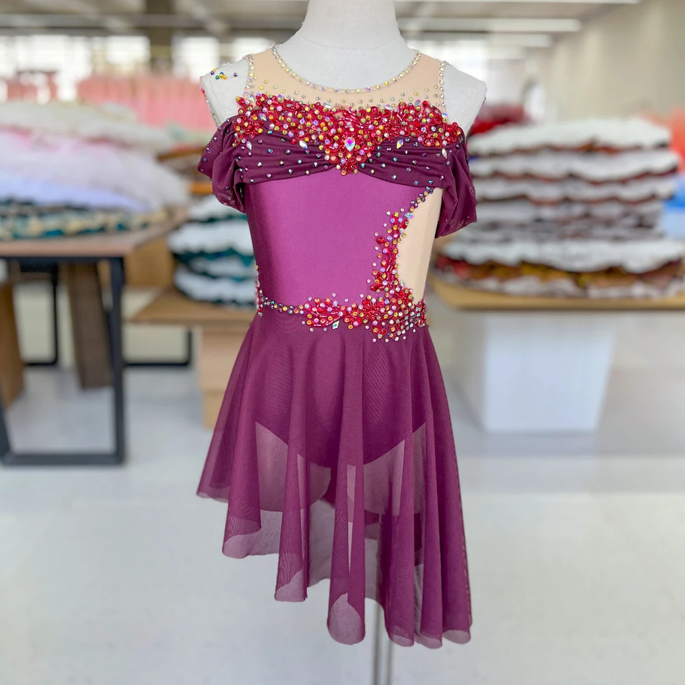 Traje de danza l&iacute;rica de malla con diamantes de imitaci&oacute;n y hombros descubiertos color ciruela | G02