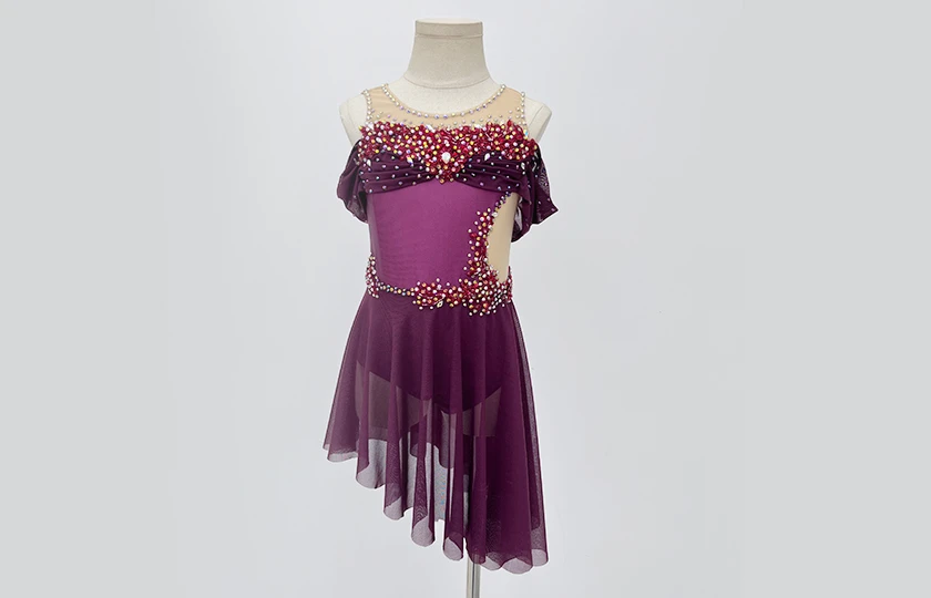 Traje de danza l&iacute;rica de malla con diamantes de imitaci&oacute;n y hombros descubiertos color ciruela | G02
