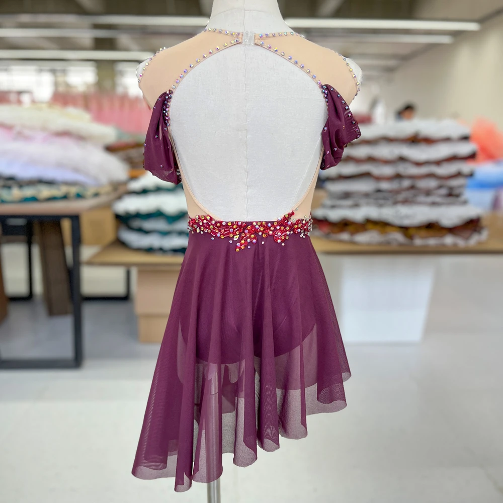 Traje de danza l&iacute;rica de malla con diamantes de imitaci&oacute;n y hombros descubiertos color ciruela | G02