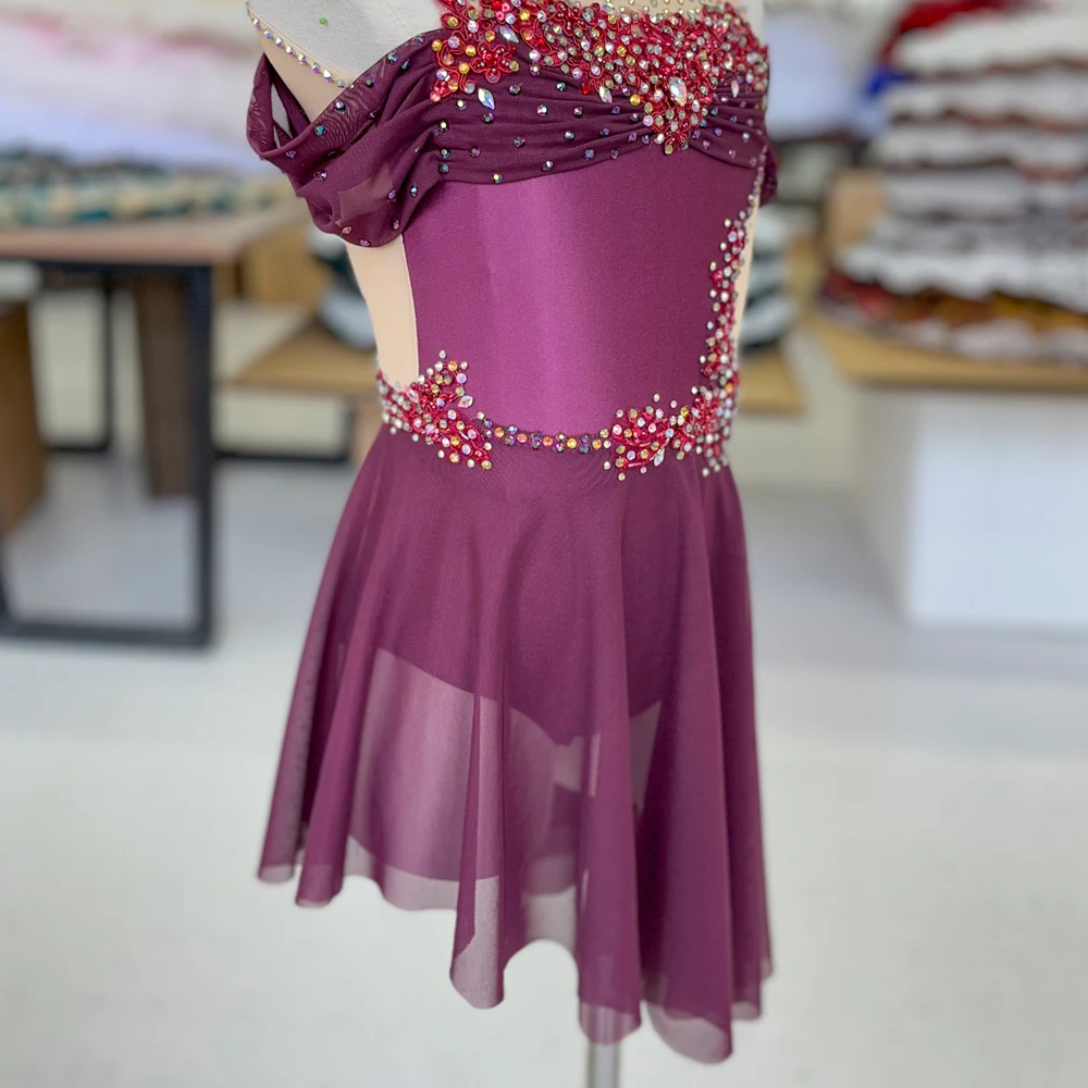 Traje de danza l&iacute;rica de malla con diamantes de imitaci&oacute;n y hombros descubiertos color ciruela | G02