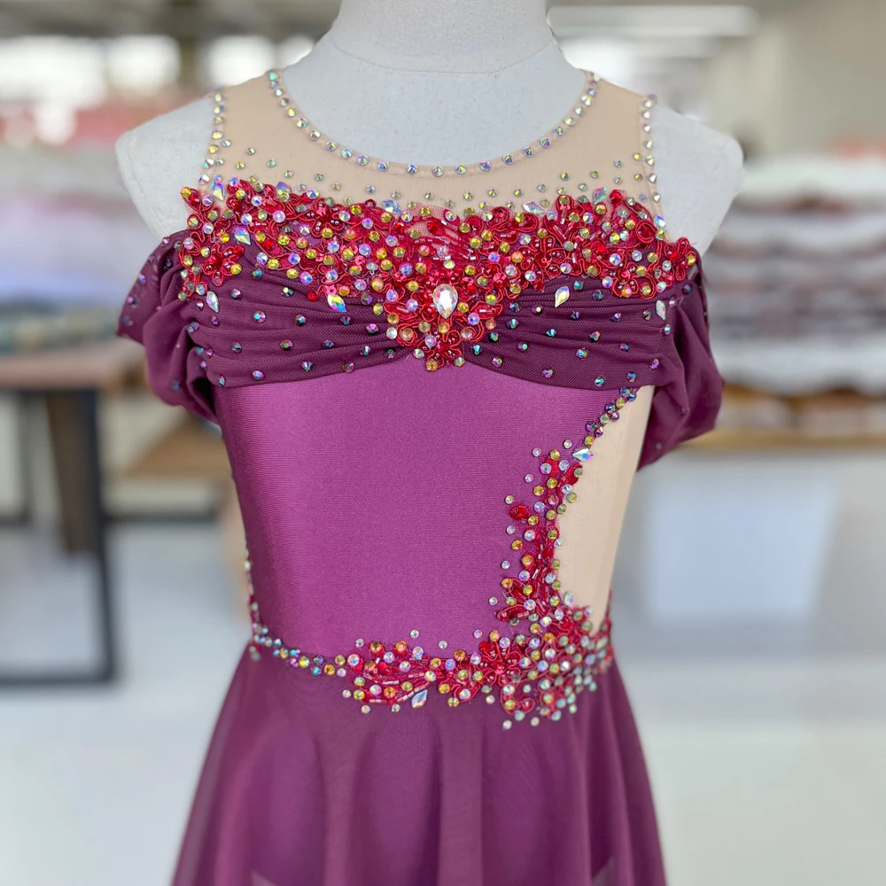 Traje de danza l&iacute;rica de malla con diamantes de imitaci&oacute;n y hombros descubiertos color ciruela | G02