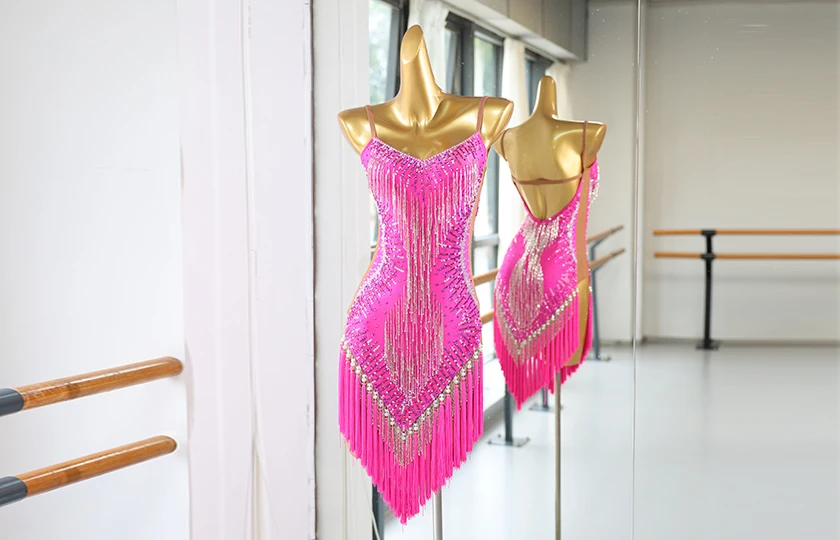 Vestido de baile latino con flecos y diamantes de imitaci&oacute;n de color rosa intenso | LD001