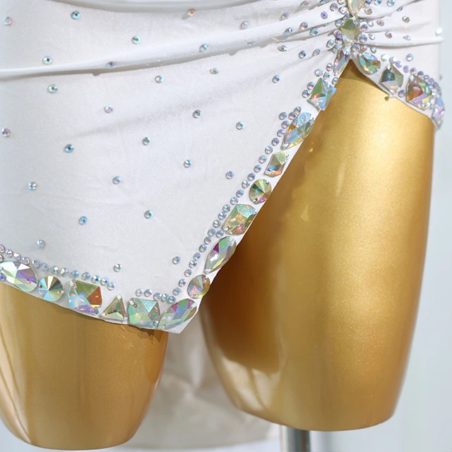 Vestido de baile latino con diamantes de imitaci&oacute;n y plumas blancas | LD004