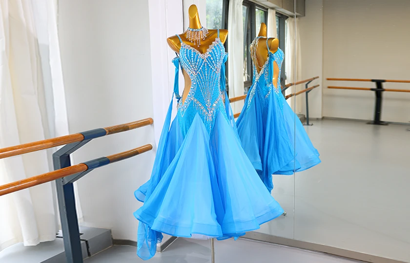 Diamantes de imitaci&oacute;n azul cielo est&aacute;ndar latino y latino Vestido de baile de sal&oacute;n | LD018
