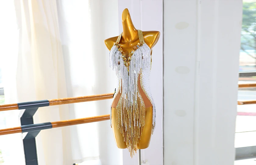 Vestido de baile latino con flecos de oro blanco y diamantes de imitaci&oacute;n | LD020