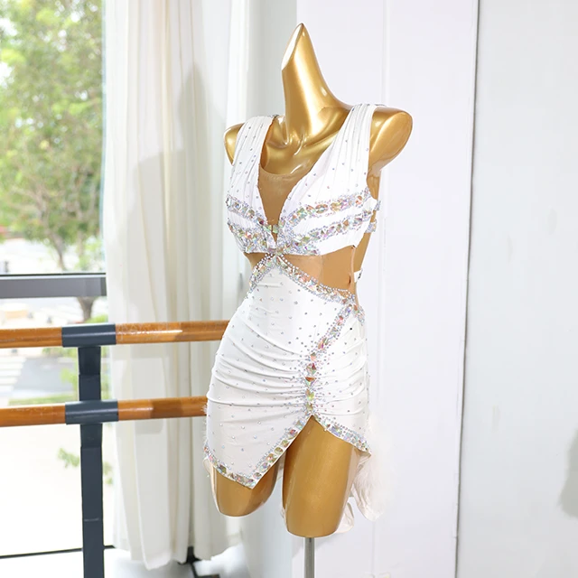 Vestido de baile latino con diamantes de imitaci&oacute;n y plumas blancas | LD004