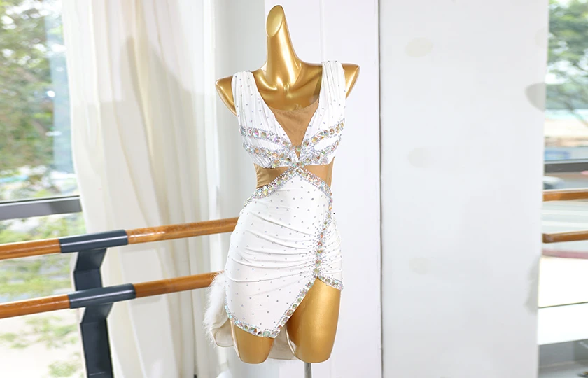 Vestido de baile latino con diamantes de imitaci&oacute;n y plumas blancas | LD004