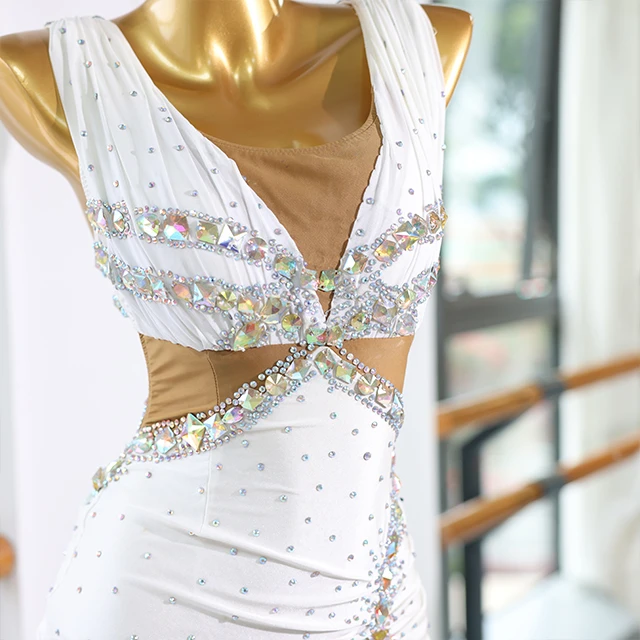 Vestido de baile latino con diamantes de imitaci&oacute;n y plumas blancas | LD004