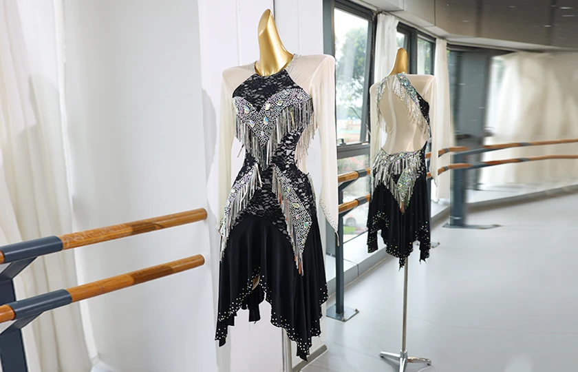 Vestido de baile latino con flecos y diamantes de imitaci&oacute;n de encaje blanco y negro | LD009