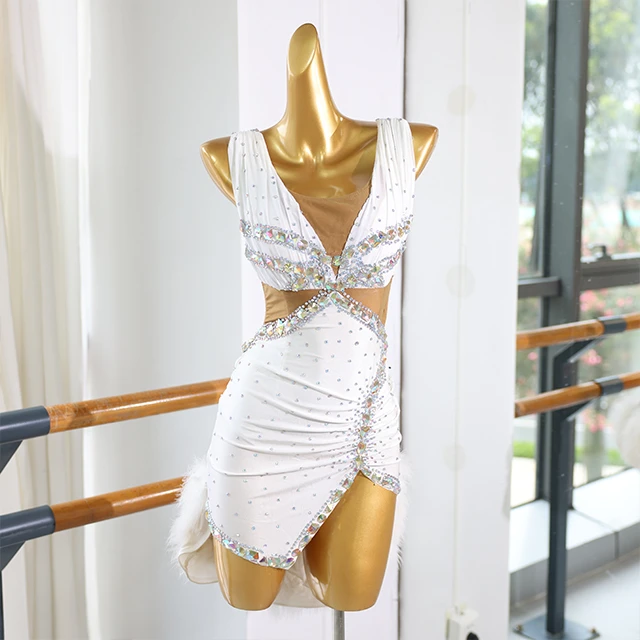 Vestido de baile latino con diamantes de imitaci&oacute;n y plumas blancas | LD004
